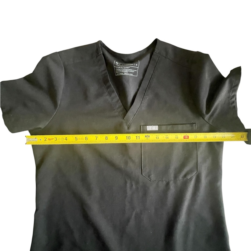 Figs Catarina One-Pocket Scrub Top Size Medium in Black - Picture 7 of 14